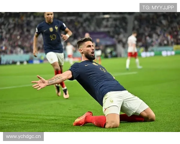 吉鲁与本泽马中锋角色分化在阵型调整下趋于多点参与