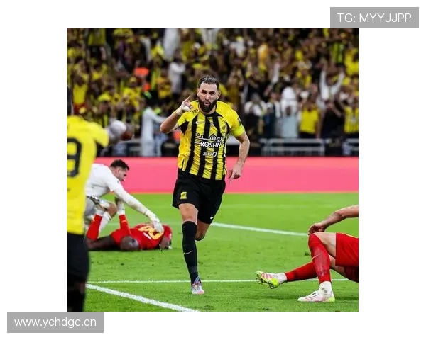 本泽马从二前锋到单箭头的战术角色演变解析