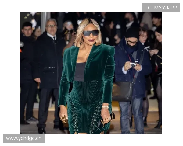 小威这手袋是战场还是走秀，买不起的鞋子都得瑟起来了吧？