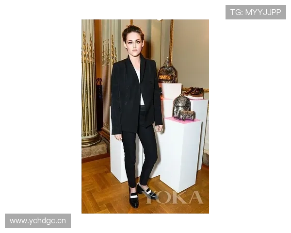 崔家溪昨儿居然现身队友派对，一身高定西装跟平时球场上那个汗流浃背判若两人