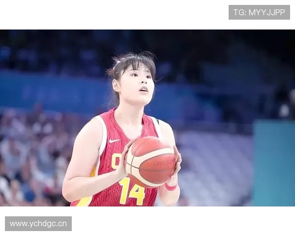 李月汝拎着名牌包逛街，和赛场上的铁人判若两人，包的钱比球衣还醒目